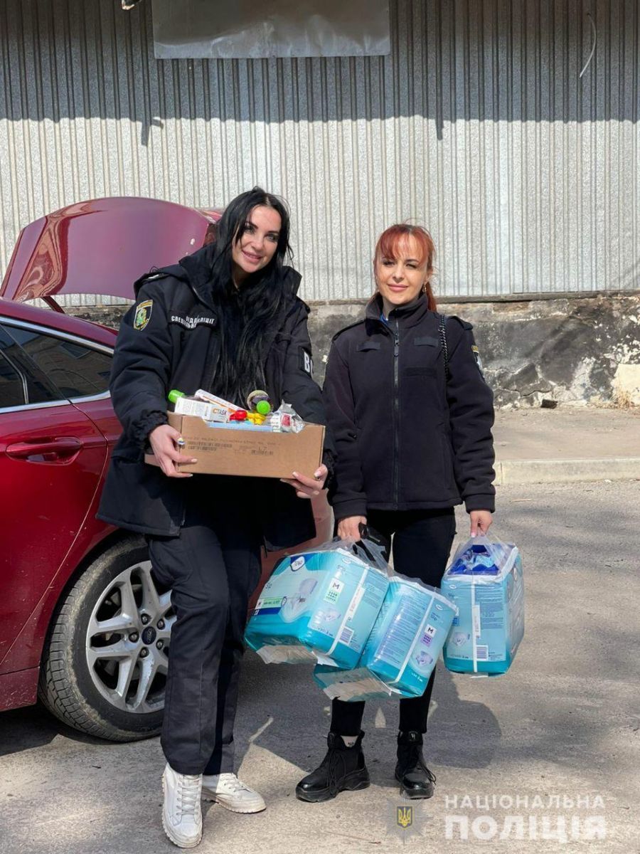 В Харькове полицейские доставили гуманитарную помощь семьям с детьми и пожилым